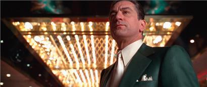Sam „Ace“ Rothstein (Robert De Niro), ein begnadeter Redner, der von der Mafia an die Spitze des Hotel-Casinos „Tangiers“ in Las Vegas befördert wurde, ist die Hauptfigur aus „Casino“
