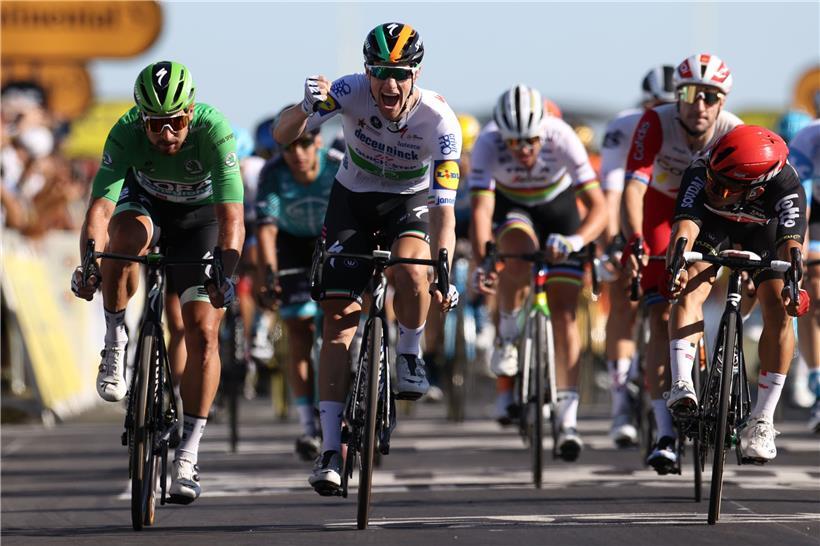 Sam Bennett (Deceuninck-Quick Step) war im Sprint der Schnellste und konnte seinen ersten Etappensieg bei der Tour de France feiern 

