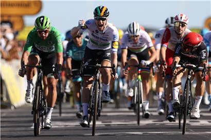 Sam Bennett (Deceuninck-Quick Step) war im Sprint der Schnellste und konnte seinen ersten Etappensieg bei der Tour de France feiern 
