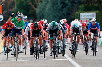 Sam Bennett (im grünen Trikot) gewann am Donnerstag seine zweite Etappe bei Paris-Nice in diesem Jahr
