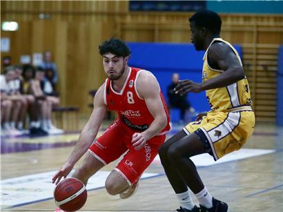 Sam Streef, 22 Jahre alt, kämpft entschlossen im Abstiegskampf, symbolisch für junge Fußballtalente im Druckspiel