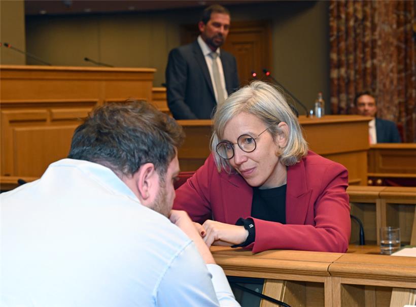 Sam Tanson („déi gréng“) bespricht sich vor ihrer Rede mit Parteikollege Meris Sehovic.
