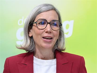 Sam Tanson von déi gréng spricht mit dem Innenminister über politische Zusammenarbeit und Austausch
