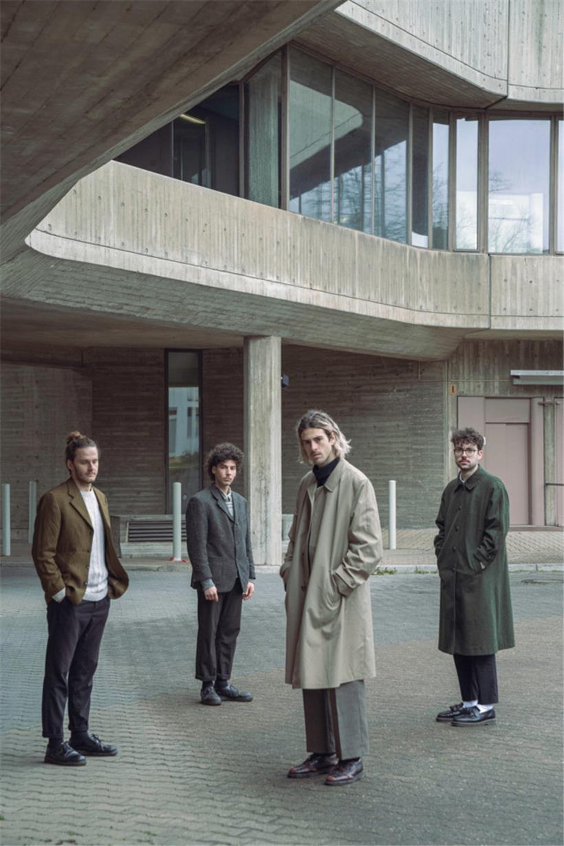 Sam Tritz (Gesang, Gitarre), Yann Gengler (Bassgitarre), Tun Biever (Gesang, Gitarre) und Tom Zuang (Schlagzeug) vor dem Bürogebäude von „Reality Management Ltd.“
