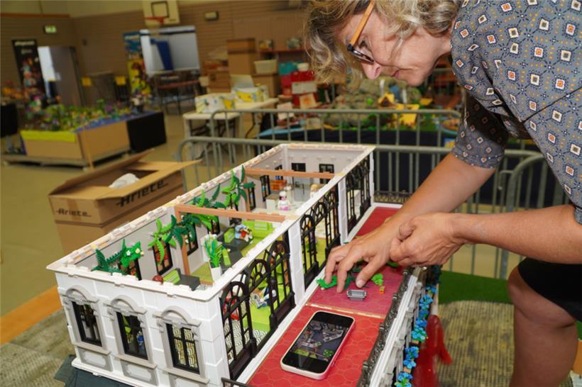 Sammlerin Sophie Papou baut ihre Playmobil-Hotel-Anlage mithilfe von Fotos neu a...