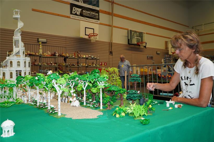 Sammlerin Ute dekoriert den Hintergrund mit Details, um ihr Diorama lebendiger w...