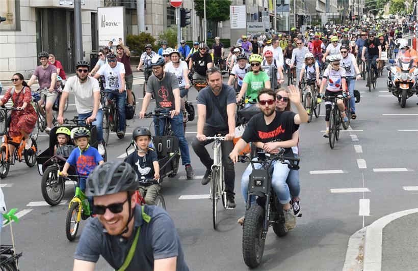 Samstag, 14.20 Uhr: Ein imposantes Peloton macht sich auf den Weg zur Demonstrationsfahrt quer durch die Hauptstadt 
