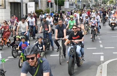 Samstag, 14.20 Uhr: Ein imposantes Peloton macht sich auf den Weg zur Demonstrationsfahrt quer durch die Hauptstadt 

