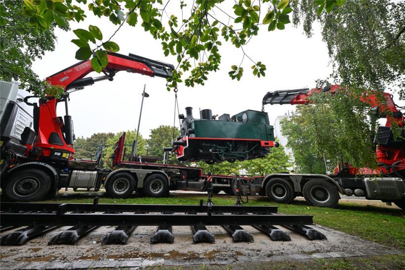 Samstag, kurz vor 11.00 Uhr: Die Hanomag-Dampflokomotive (Baujahr 1911) hat ihren alten Standort am „Schlassgoart“ erreicht
