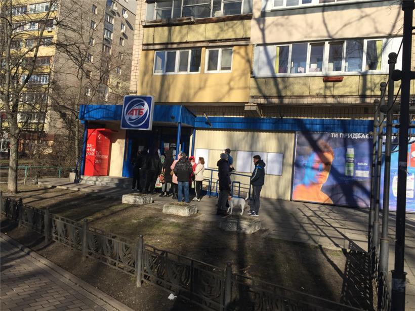 Samstagnachmittag: Warteschlange vor dem kleinen Laden um die Ecke, aber keine P...