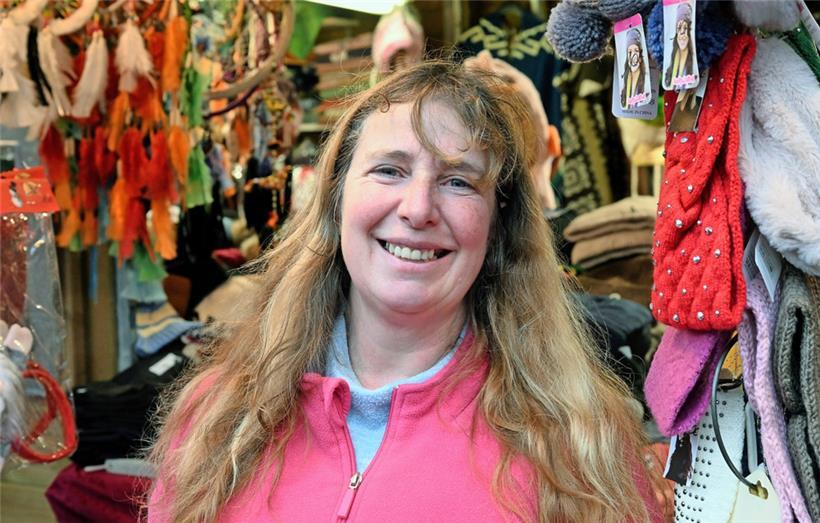 Sandra Becker ist mit dem Verkauf ihrer Handschuhe, Mützen und Pullover soweit z...