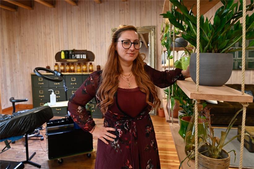 Sandra Biewers sticht nicht nur Mode-Tattoos, sondern hilft auch Narben zu überdecken
