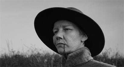 Sandra Hüller gibt in „Rose“ den herrischen Mann, der seine Stellung in einer patriarchalen Gesellschaft ausnutzt
