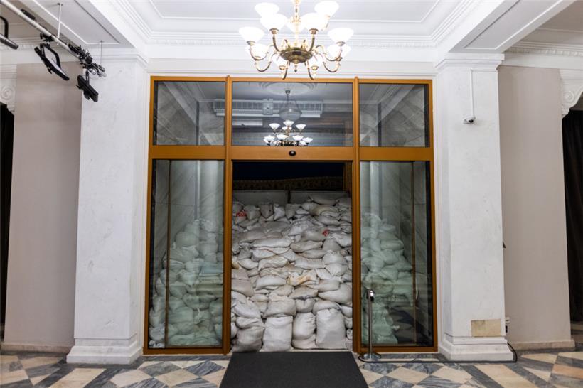 Sandsäcke sind am 4. November im Eingang eines Gebäudes in Kiew zu sehen
