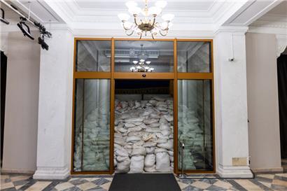 Sandsäcke sind am 4. November im Eingang eines Gebäudes in Kiew zu sehen
