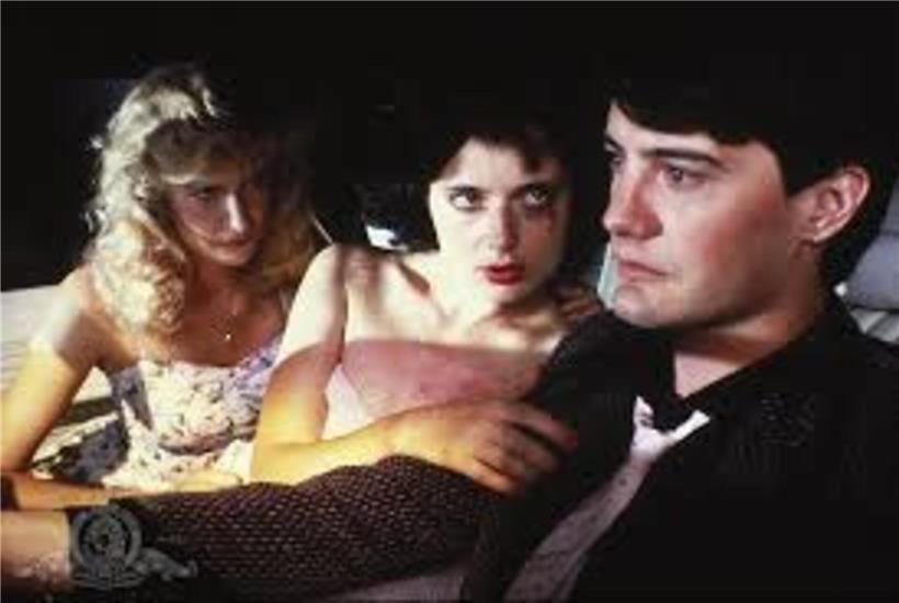 Sandy, Dorothy und Jeffrey aus dem Film mit Laura Dern, Isabella Rossellini und Kyle MacLachlan zusammenstehend
