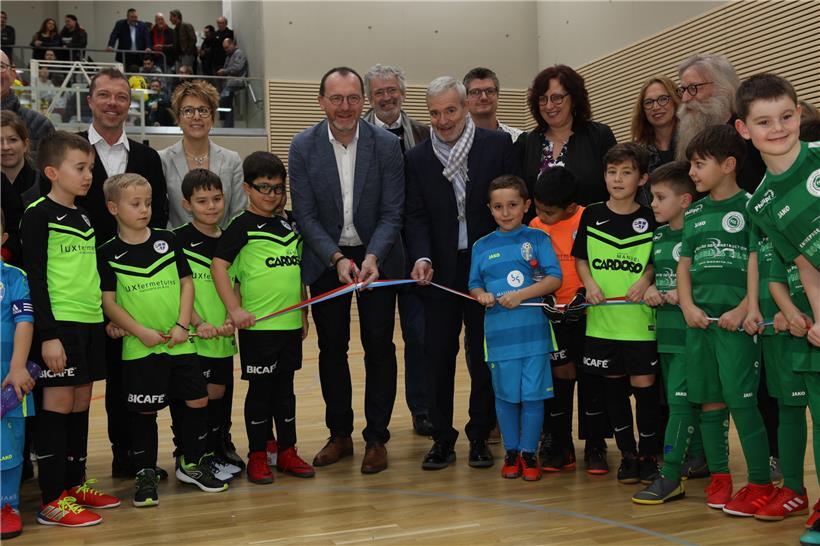 Sanems Bürgermeister Georges Engel und Sportminister Dan Kersch (beide LSAP) weihen die neue Sporthalle ein
