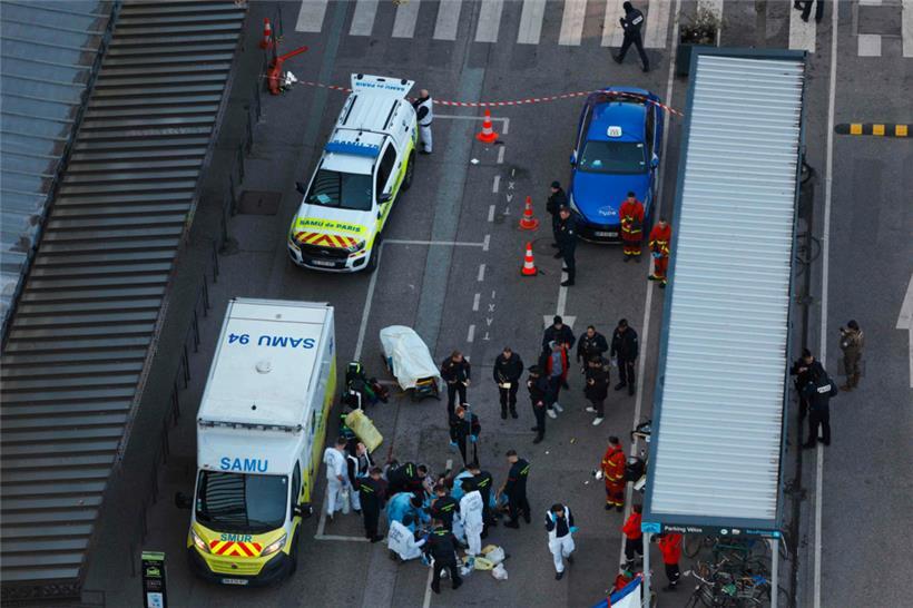  Sanitäter arbeiten am Pariser Bahnhof Austerlitz, nachdem zwei Personen von einem Sicherheitsbeamten der Bahn angeschossen und verletzt wurden
