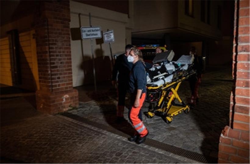 Sanitäter verlassen das Gelände der Potsdamer Oberlinklinik, in der vier Leichen gefunden worden sind
