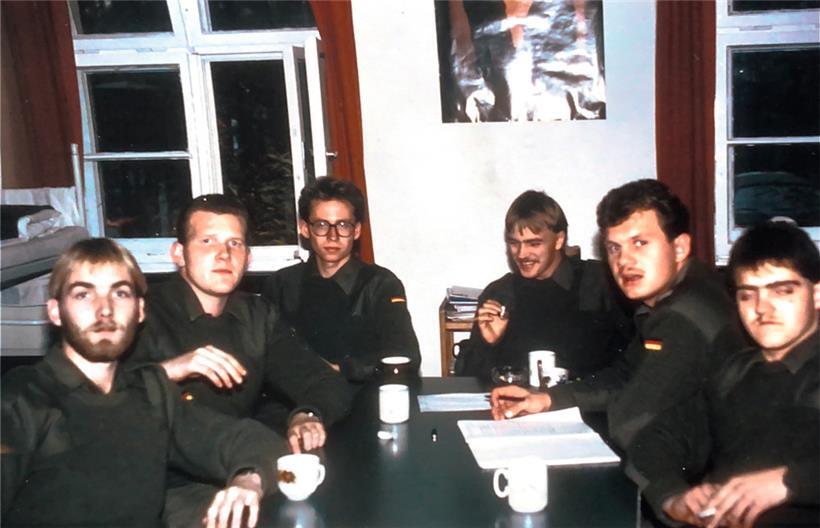 Sanitätssoldaten in ihrer Stube in der Tannenbergkaserne von Marburg während der Grundausbildung 1986. Dritter von links ist der Autor.
