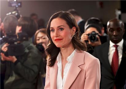 Sanna Marin, Ministerpräsidentin von Finnland und Vorsitzender der Sozialdemokratischen Partei (SDP), lächelt am Abend der Parlamentswahlen. 
