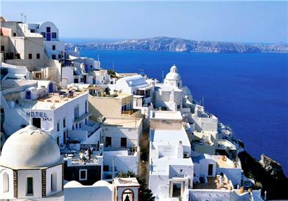 Santorini (Thira) ist für seine schneeweißen Häuser bekannt 
