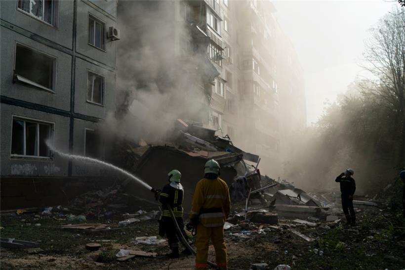 Saporischschja: Die Feuerwehr löscht ein Feuer an einem Wohnhaus, das nach einem russischen Angriff schwer beschädigt wurde. 
