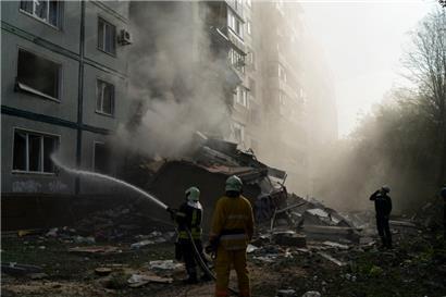 Saporischschja: Die Feuerwehr löscht ein Feuer an einem Wohnhaus, das nach einem russischen Angriff schwer beschädigt wurde. 
