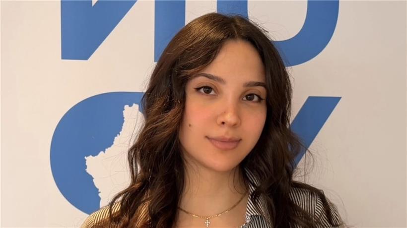 Sara Gabrielli, 28, UN-Jugenddelegierte und Studentin in London, blickt engagiert in die Kamera