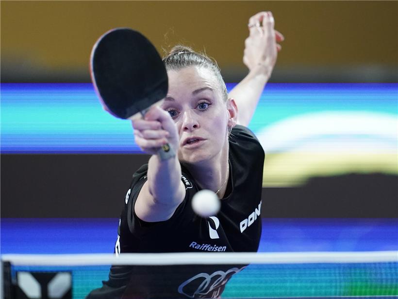 Sarah De Nutte schlägt bei der Team-WM 2024 in London auf, Tischtennis-Spielerin in Aktion beim Abspielen