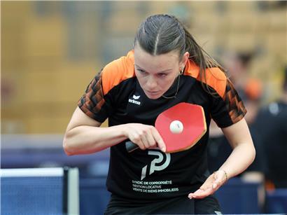 Sarah De Nutte beim erfolgreichen Tischtennis-Match, Favoritin setzt sich souverän durch