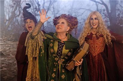 Sarah Jessica Parker (r.) als Sarah Sanderson, Bette Midler (M.) als Winifred Sanderson und Kathy Najimy als Mary Sanderson in einer Szene des Fantasyfilms „Hocus Pocus 2“
