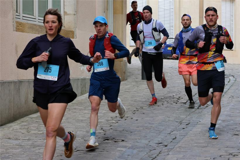 Sarah Lambotte (l.) siegte bei den Damen über 34 Kilometer