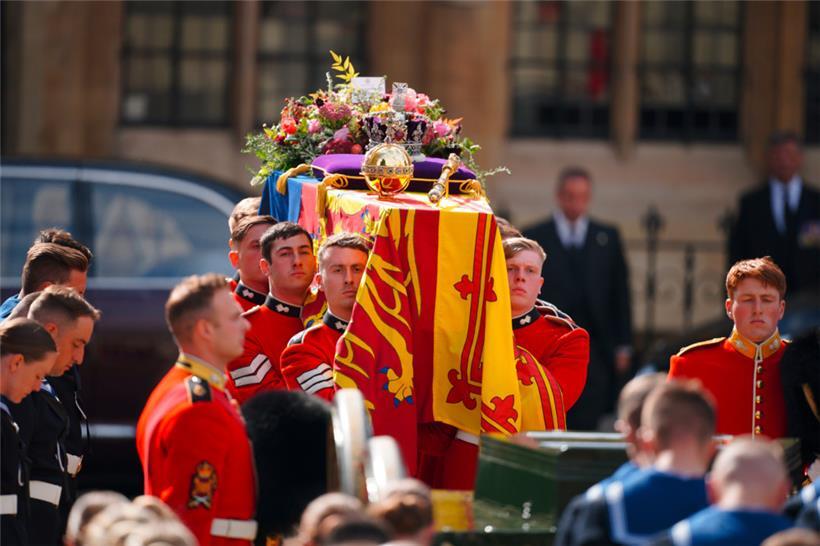 Sargträger tragen den Sarg von Königin Elizabeth II. nach der Trauerfeier in der Westminster Abbey. Für die Trauerfeier sind Präsidenten, Regierungschefs und gekrönte Häupter aus aller Welt angereist.
