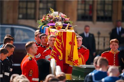 Sargträger tragen den Sarg von Königin Elizabeth II. nach der Trauerfeier in der Westminster Abbey. Für die Trauerfeier sind Präsidenten, Regierungschefs und gekrönte Häupter aus aller Welt angereist.
