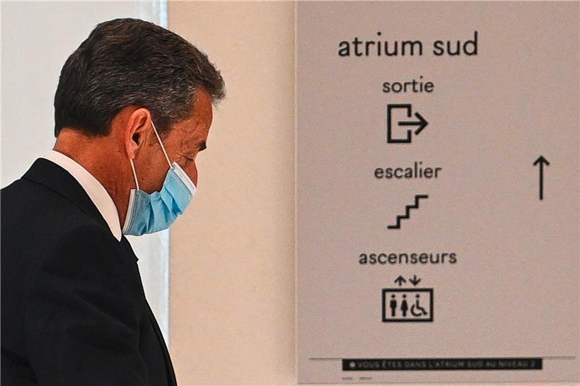 Sarkozy avait annoncé qu’il mettait fin à sa carrière politique; mais tous les sondages ont bien montré qu’il restait le candidat potentiel préféré des électeurs LR pour le printemps 2022
