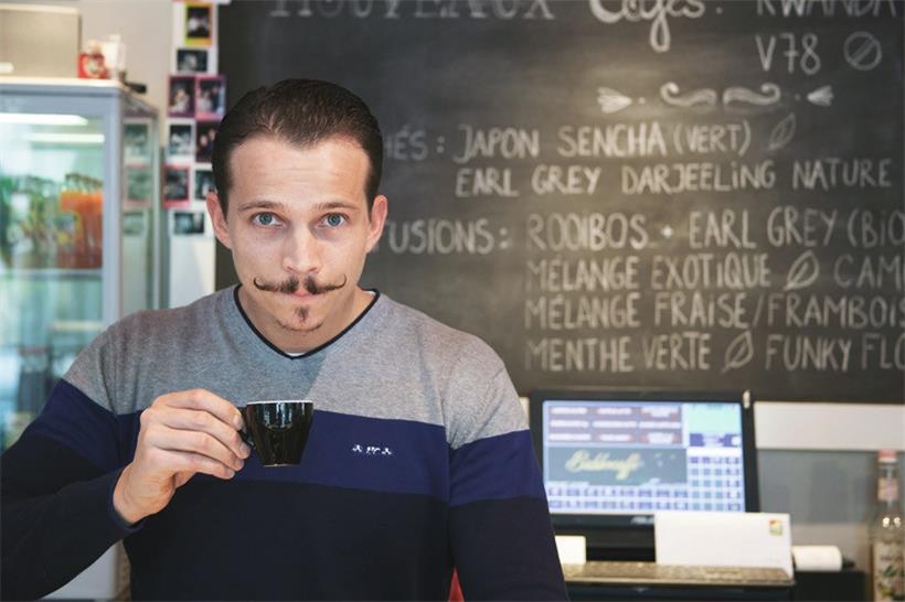 Saro Pica röstet Kaffee in seinem „Babbocaffè“
