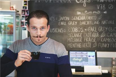 Saro Pica röstet Kaffee in seinem „Babbocaffè“
