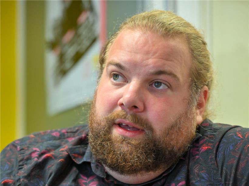 Mit Pol Greisch stirbt ein leiser Gigant des luxemburgischen Theaters Porträt von Sascha Dahm, professioneller Eishockey-Torwart in Sportkleidung, auf dem Eis im Spielgeschehen