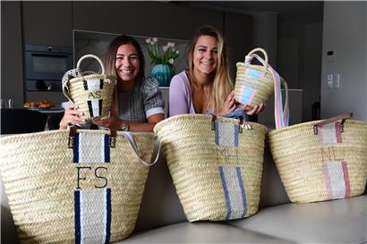 Saturnina und Sarah haben Anfang des Jahres ein neues Hobby entdeckt – mittlerweile haben sie 150 solcher Körbe verziert
