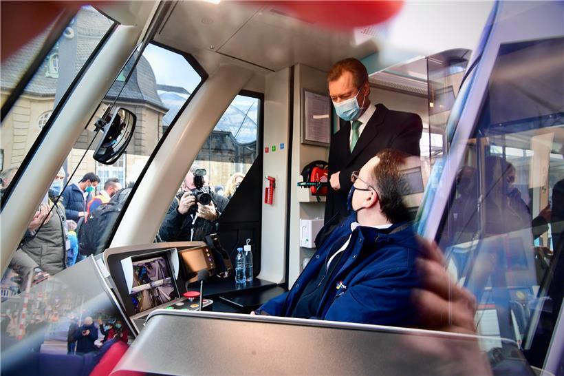 Schaffner für einen Tag: Als Ehrengast darf Großherzog Henri bei der Jungfernfahrt natürlich auch im Führerstand vorbeischauen
