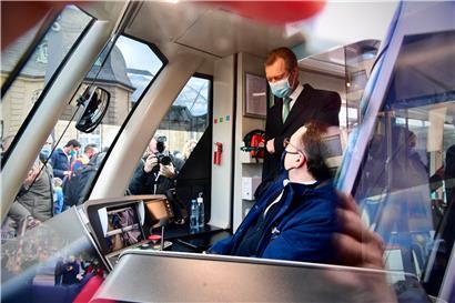 Schaffner für einen Tag: Als Ehrengast darf Großherzog Henri bei der Jungfernfahrt natürlich auch im Führerstand vorbeischauen
