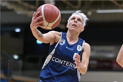 Ani Petrova konzentriert beim Tennis-Match, kämpft um den Finaleinzug zum Karriereabschluss