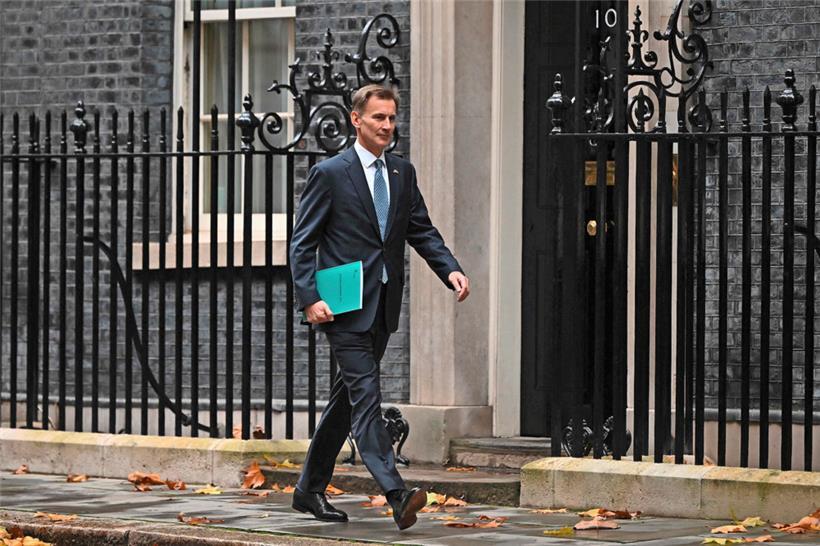 Schatzkanzler Jeremy Hunt auf dem Weg zum House of Commons, wo er den Abgeordneten seinen Nachtragshaushalt vorstellt
