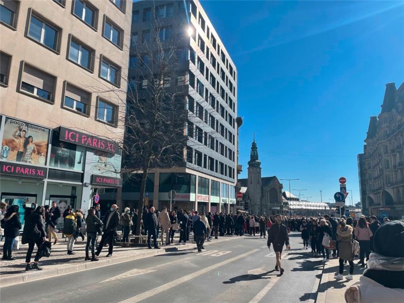 Schaulustige sammeln sich im Bahnhofsviertel