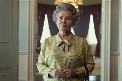 Schauspielerin Imelda Staunton spielt in der fünften Staffel der Netflix-Serie „The Crown“ Königin Elizabeth II. Die neuen Folgen starten im November. 
