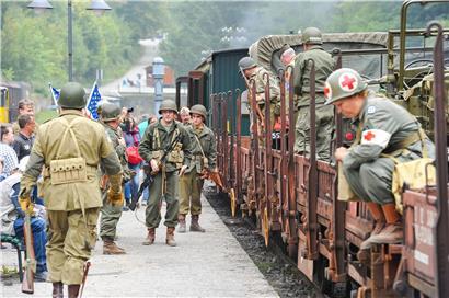 Schausteller auf dem Dampffestival im Fond-de-Gras haben sich als Soldaten verkleidet
