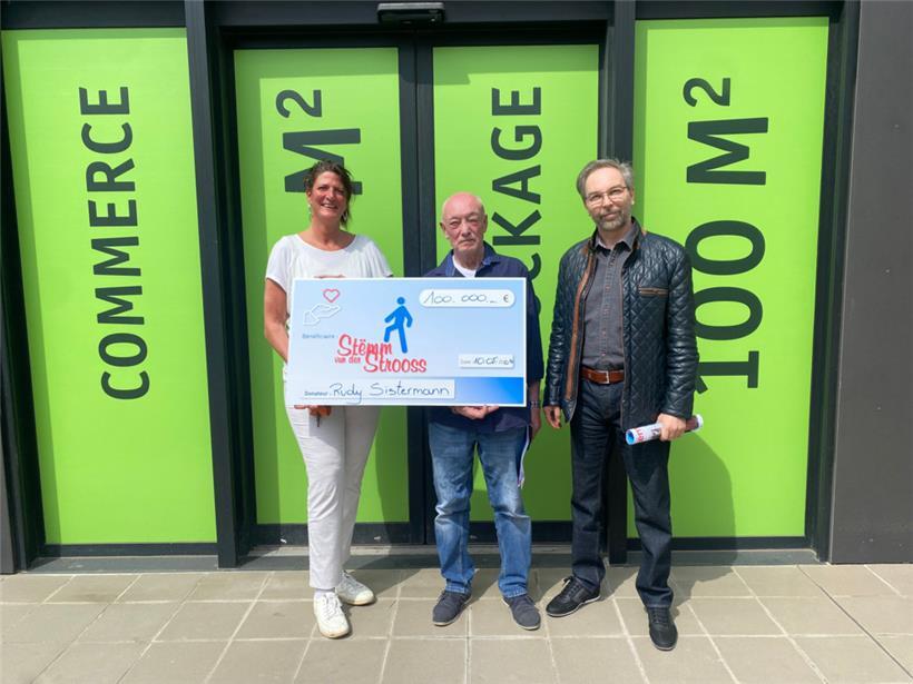 Schecküberreichungen kennt man bei der Hilfsorganisation. Dass eine Privatperson wie Rudi Sistermann (Mitte) 100.000 Euro spendet, hat Alexandra Oxacelay (l.) aber noch nicht erlebt.
