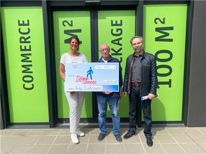 Schecküberreichungen kennt man bei der Hilfsorganisation. Dass eine Privatperson wie Rudi Sistermann (Mitte) 100.000 Euro spendet, hat Alexandra Oxacelay (l.) aber noch nicht erlebt.
