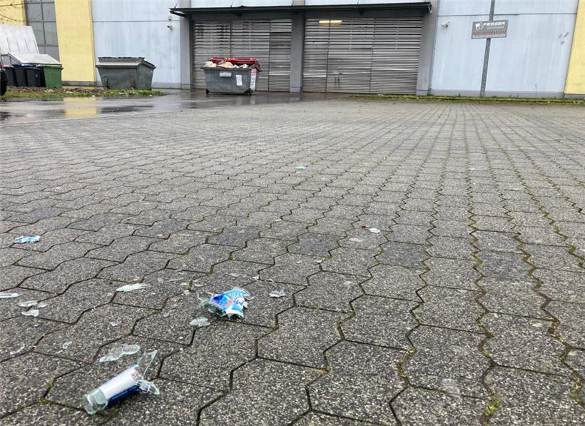 Scherben liegen am 17. Februar 2022 auf einem Parkplatz nach einem Polizeieinsatz an einer Disko. 
